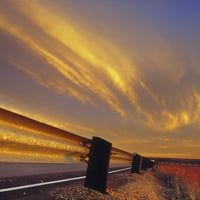 Guardrail i izlazak sunca, autocesta u blizini Drumheller, Alberta, Kanada Poster Print