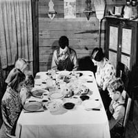 Porodična večera, 1941. Na porodici koja govori milost prije popodnevne večere kod kuće u Carroll County, Gerogia. Fotografija, 1941., Jack Delano. Poster Print by